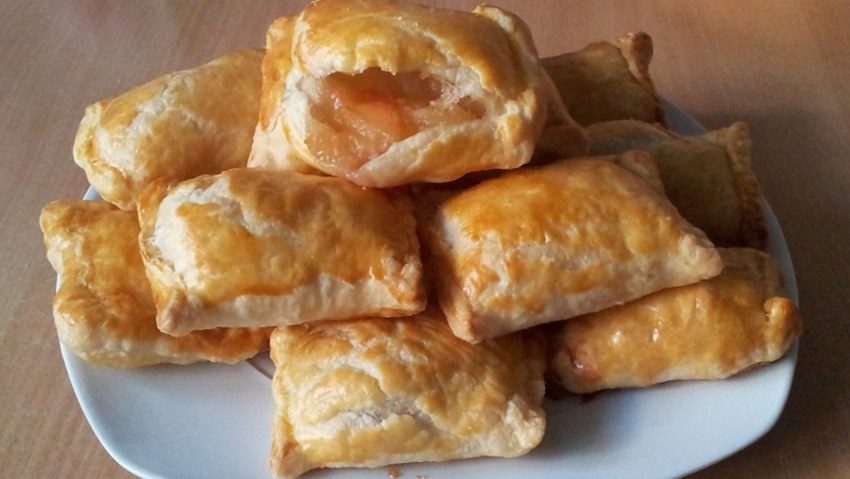 Пирожки из слоёного теста с яблоками