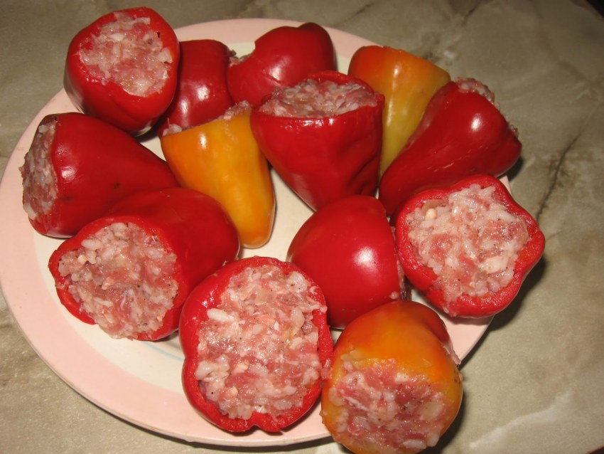 Перец фаршированный кольцами на сковороде