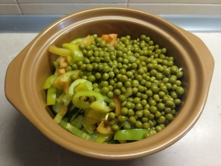Салат с селёдкой и зелёным горошком