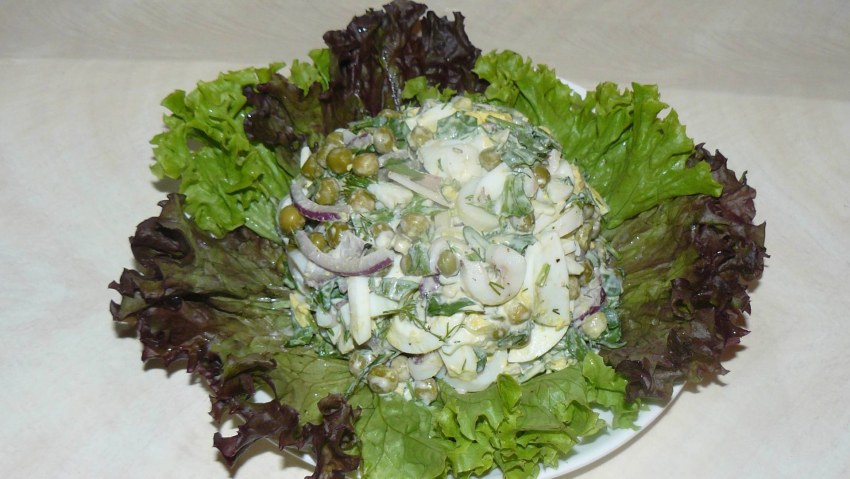 Салат со шпротами и зелёным горошком яйцами и сыром