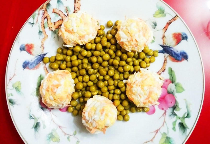 Салат с зелёным горошком и яйцом
