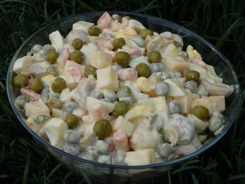 Салат грибной с горошком