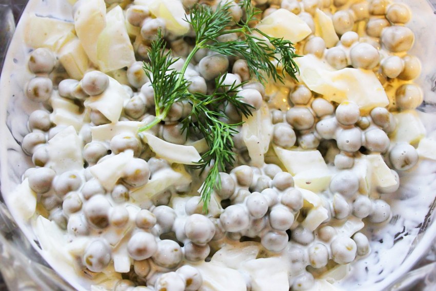 Салат с курицей и горошком