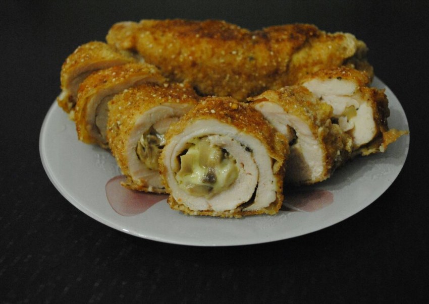 Рулрулет куриный с черносливом и грецким орехом