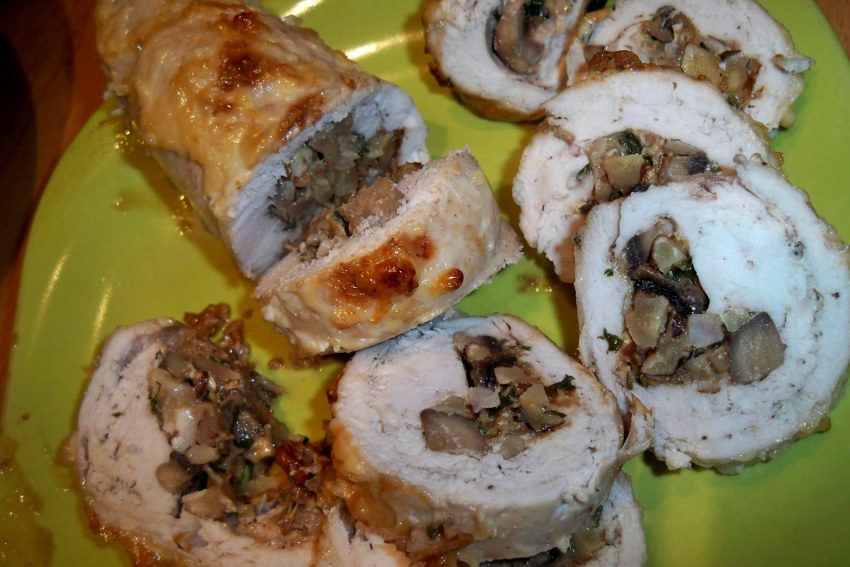 Куриные рулетики с грибами и сыром
