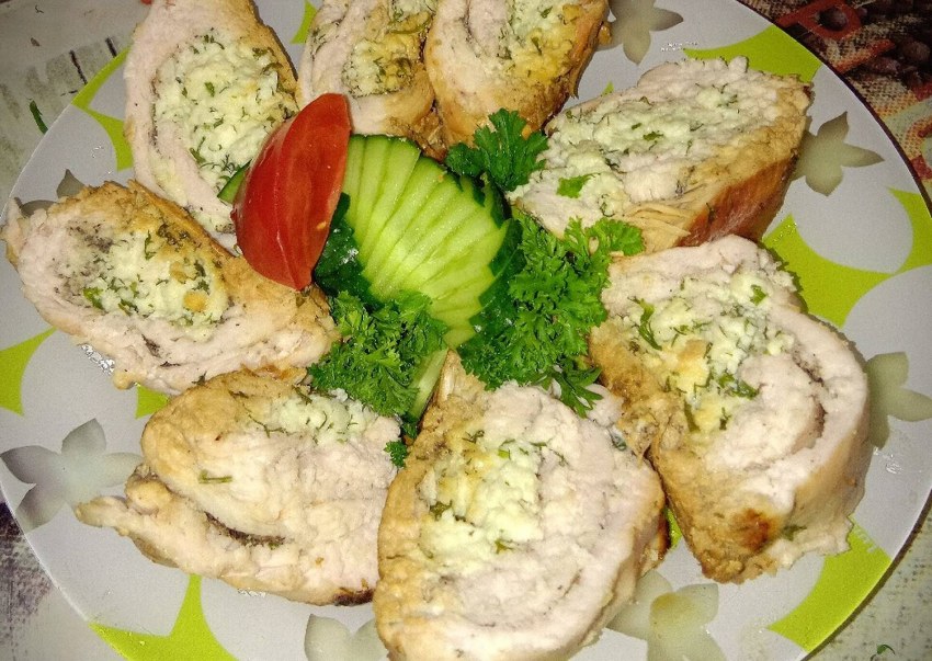 Рулет из куриных грудок с грибами