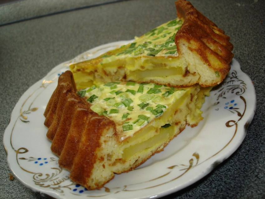 Пирог с луком и яйцом