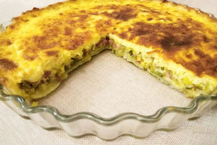 Открытый пирог с сыром и луком-пореем