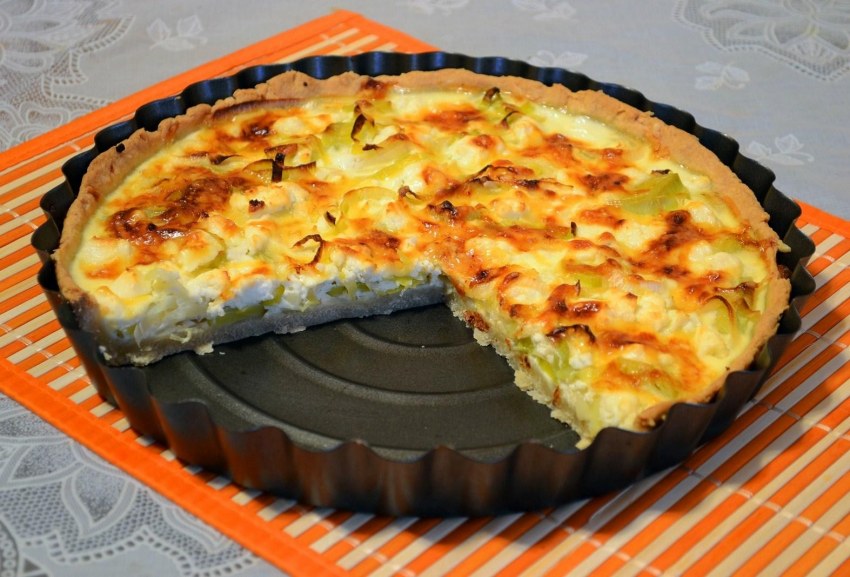 Сливочный пирог с курицей и луком порей