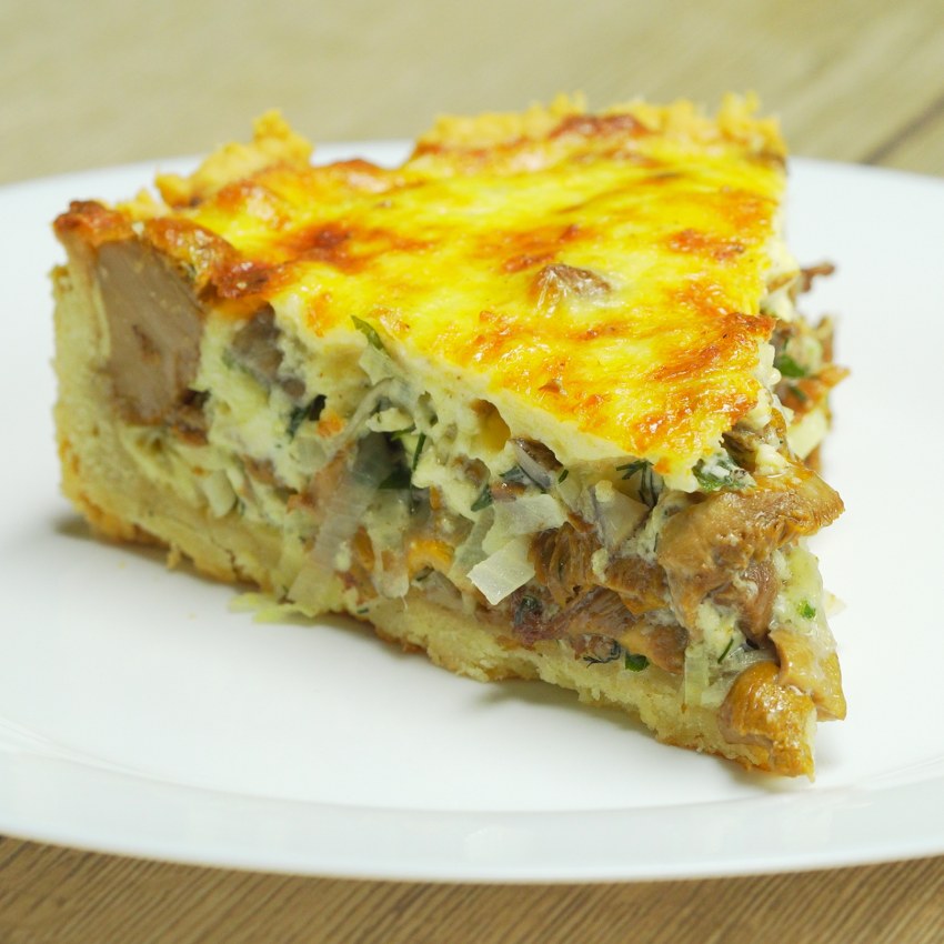 Открытый пирог с картошкой и луком