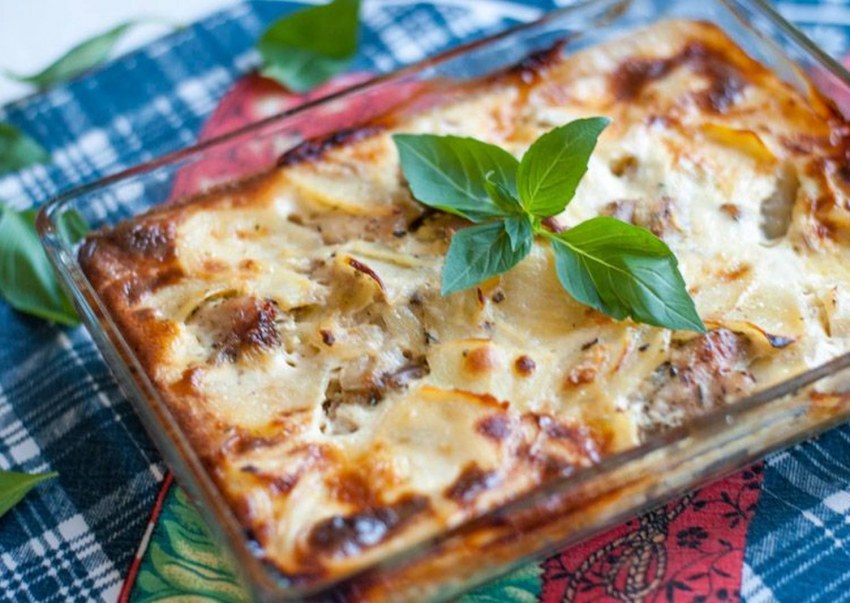 Свинина, тушеная с грибами, в сметанном соусе