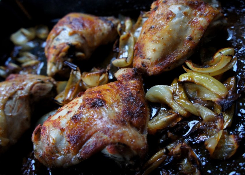 Куриные бедрышки с луком