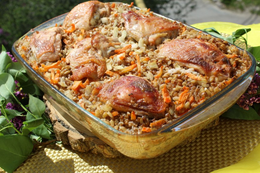 Куриные бедрышки с гречкой