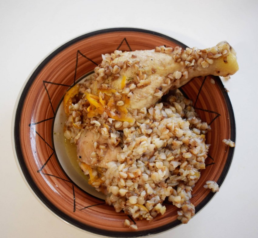 Гречка с курицей и овощами на сковороде