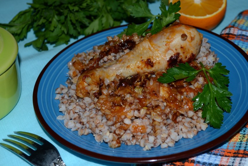 Куриные бедрышки с гречкой