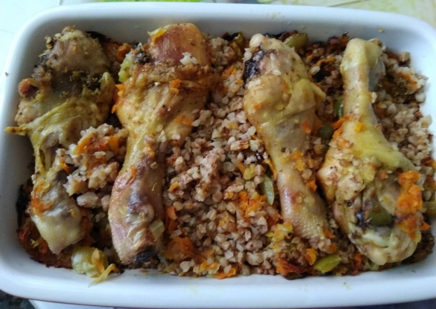 Булгур с куриными голенями в духовке