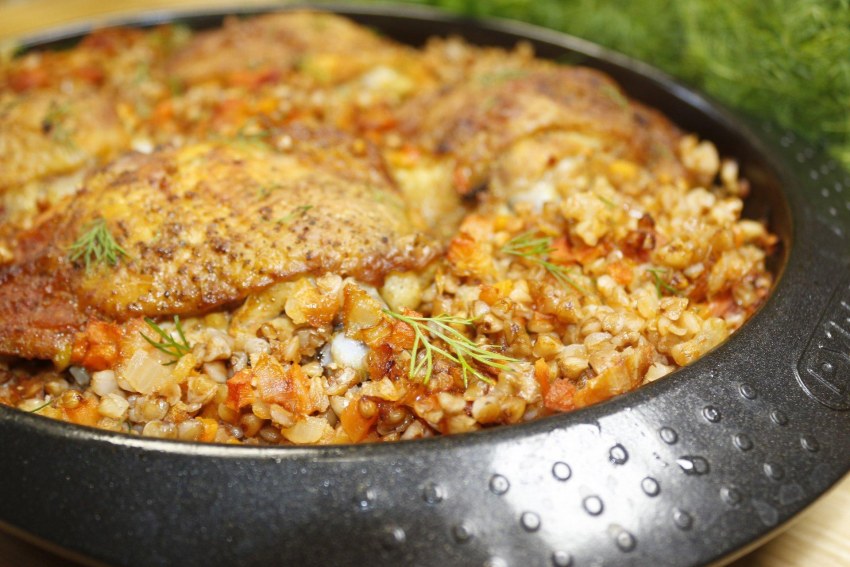 Куриные бедрышки с гречкой