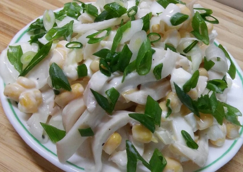 Салат из кальмаров с яйцом