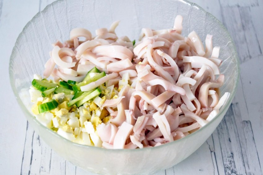 Салат с кальмарами и яйцом