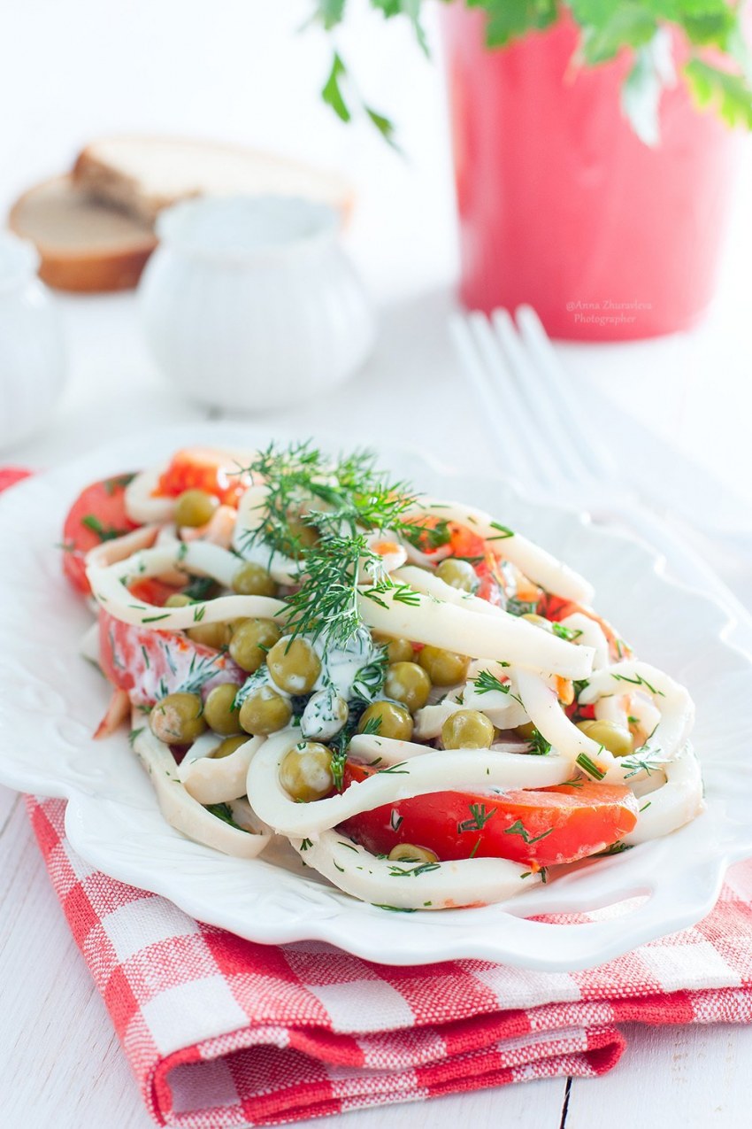 Салат с кальмарами и кукурузой