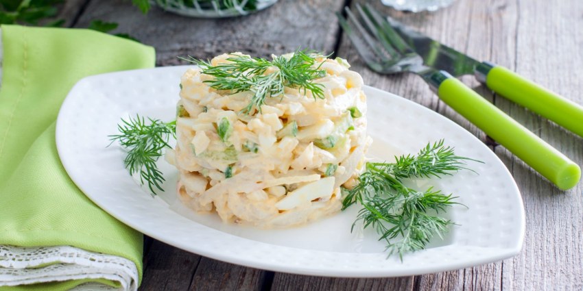 Салат с кальмарами и горошком