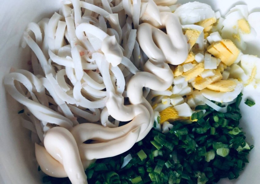 Салат с кальмарами и яйцом и луком