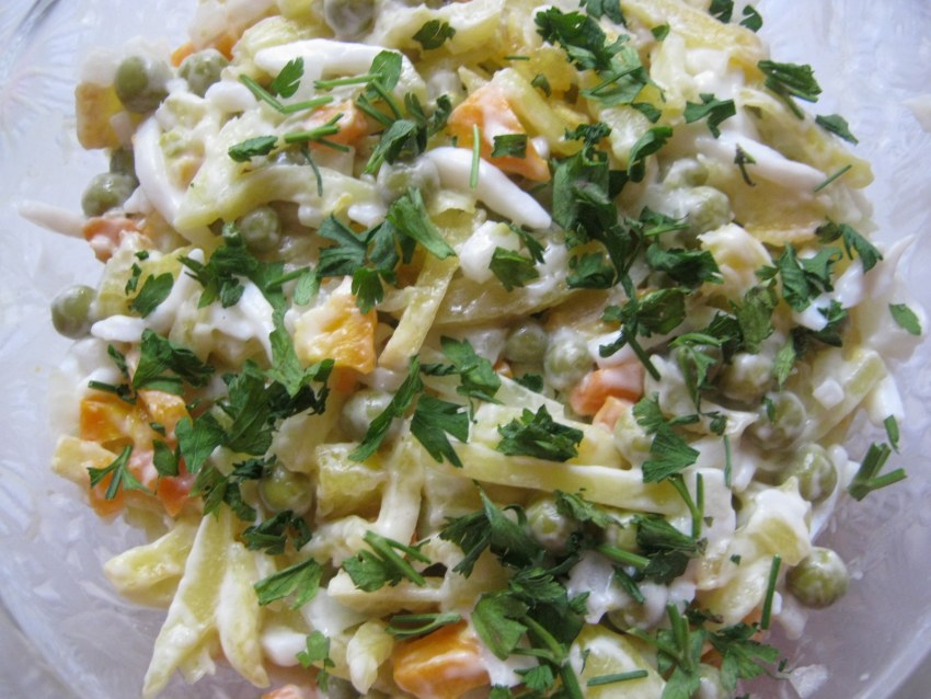 Салат с кальмарами, огурцами и горошком