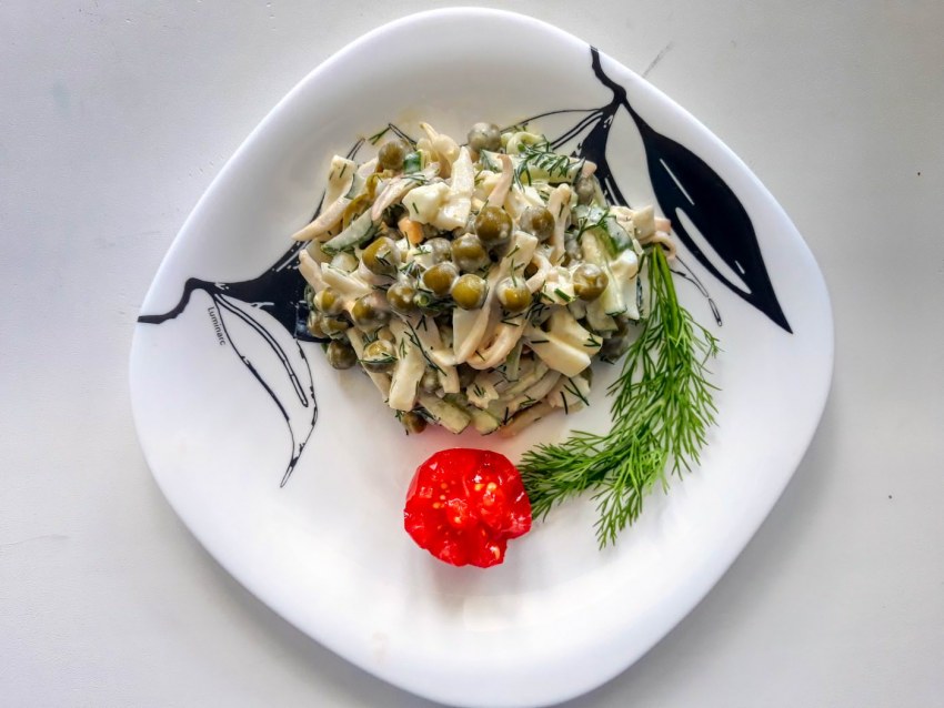 Салат с кальмарами и зеленым горошком