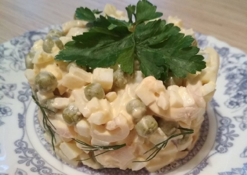 Салат Летучий голландец с кальмарами зеленым горошком и грибами