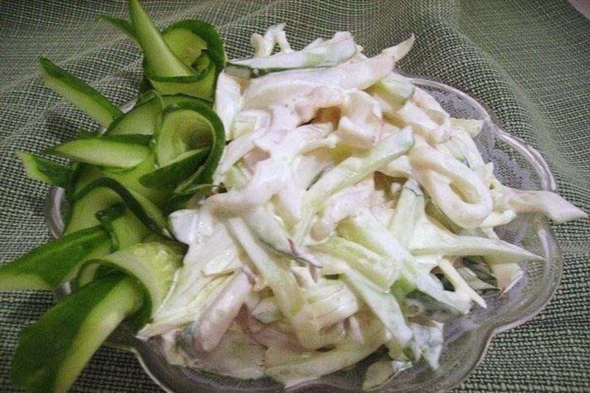 Салат с кальмарами и яйцом и огурцом
