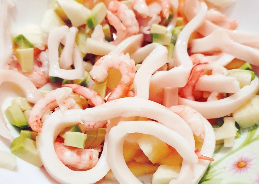 Салат с кальмарами и креветками