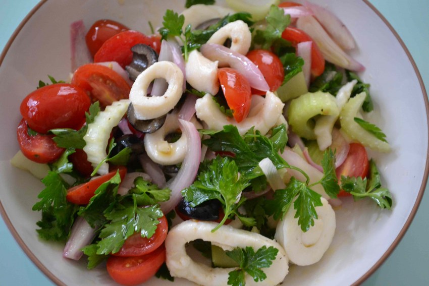 Салат с кальмарами