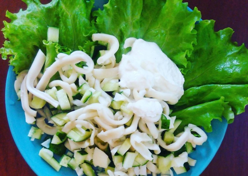 Новогодний салат с кальмарами
