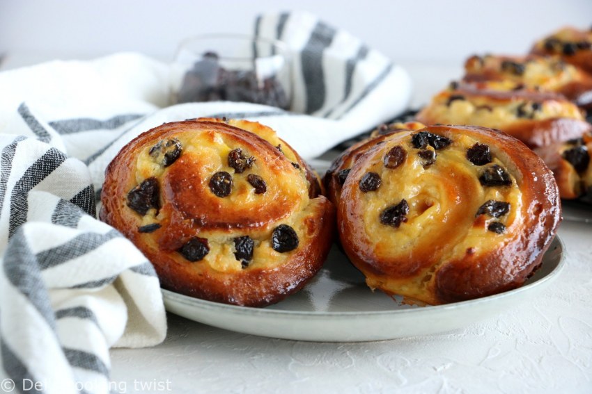Французская булочка с изюмом