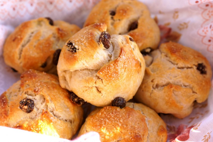 Сдобные булочки с изюмом