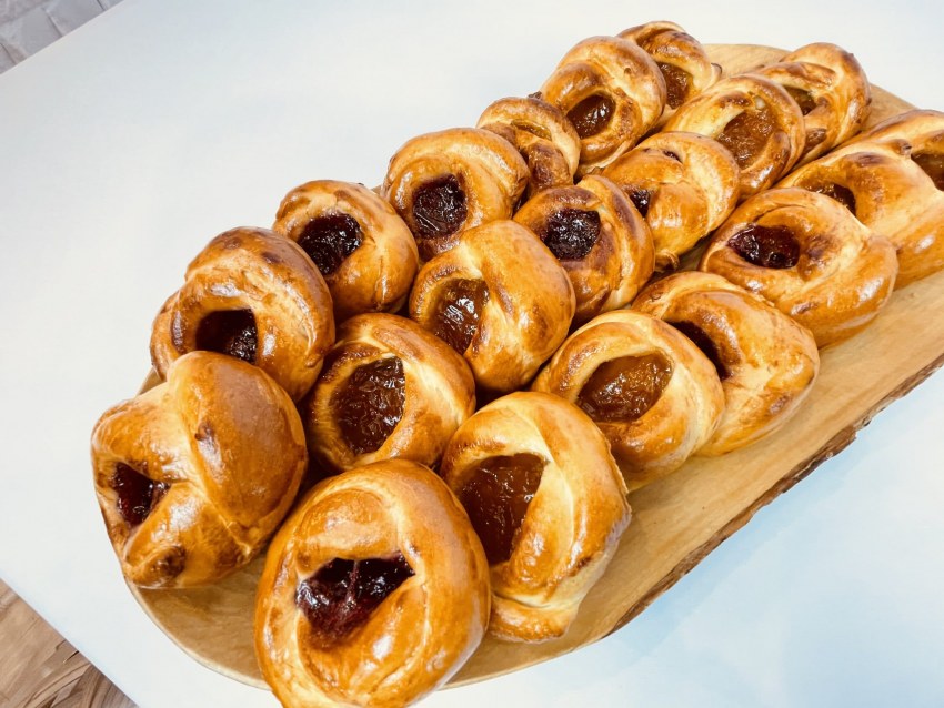 Воздушные булочки с изюмом