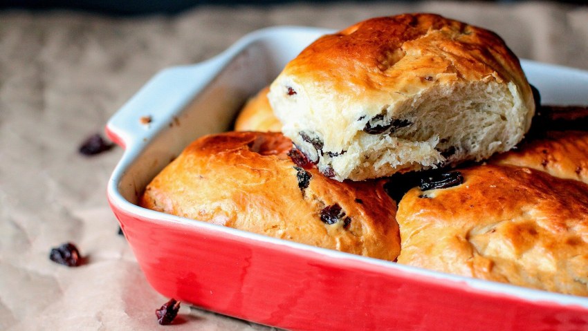 Слоеные булочки с изюмом