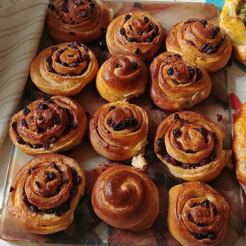 Булочки с корицей и изюмом