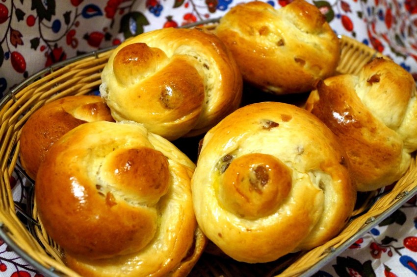 Сдобные булочки с изюмом