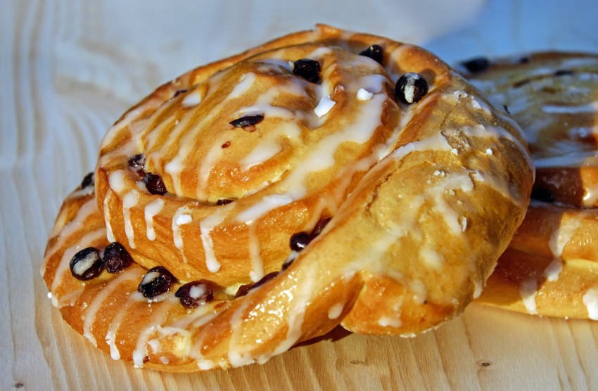 Улитка с изюмом выпечка