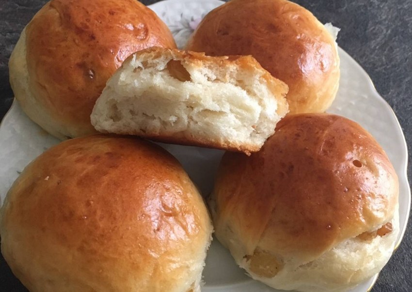 Булочки с изюмом из дрожжевого
