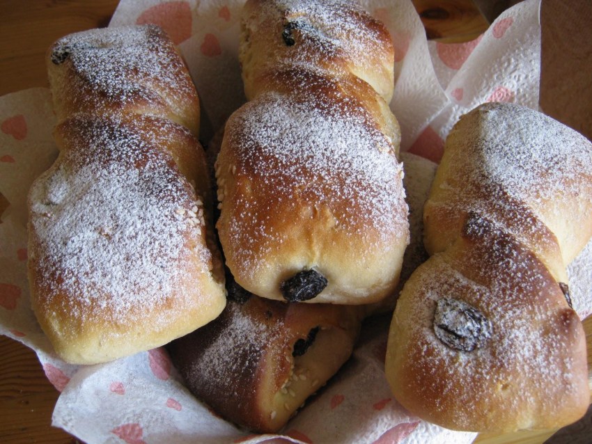 Сдобные булочки с изюмом