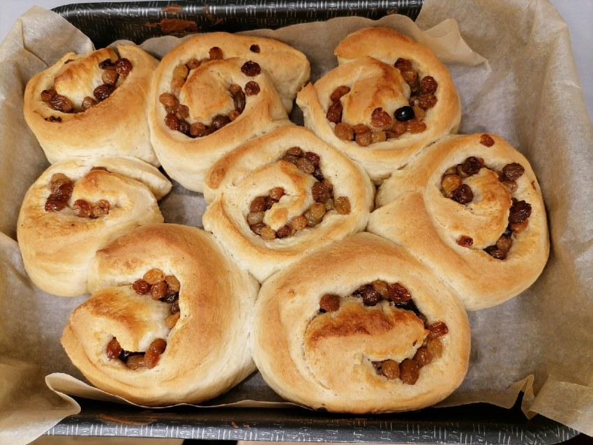 Красивые булочки с изюмом и бананом