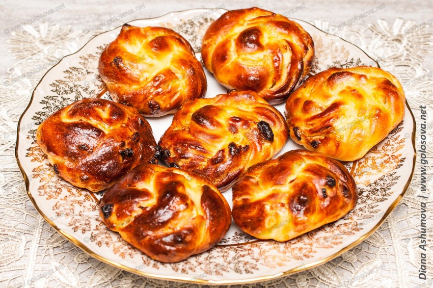 Мучные изделия булочки с слойкой