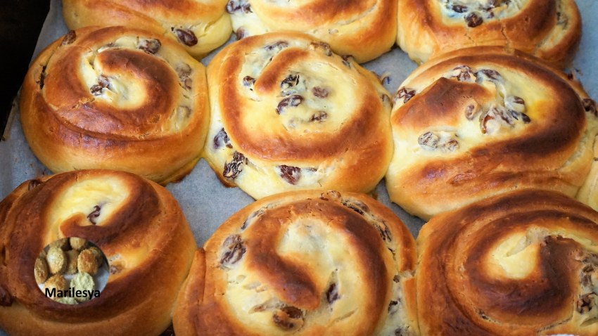 Пышные булочки с изюмом
