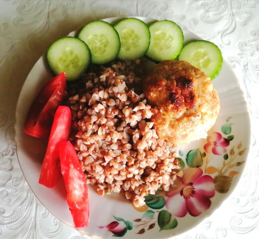 Гречка с жареной колбасой