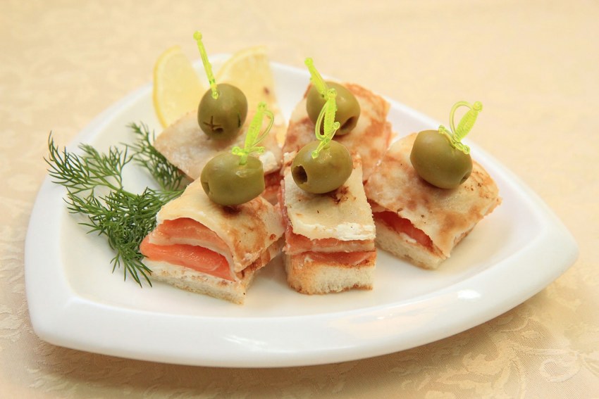 Канапе с икрой и севрюгой