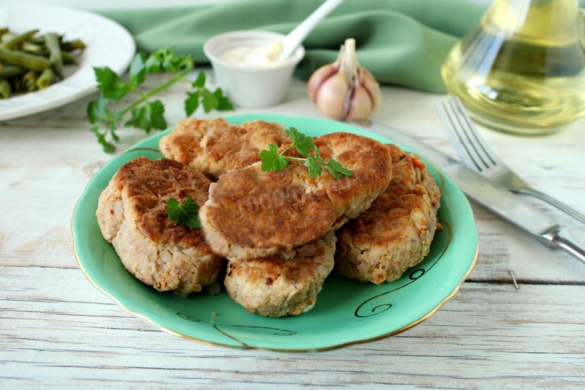 Котлетки из куриного фарша с кабачком