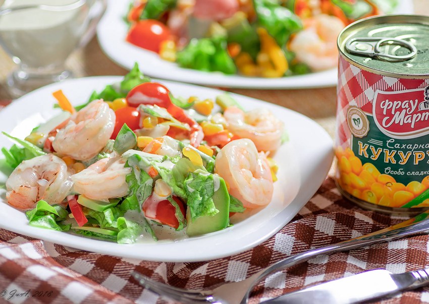 Салат с кальмарами креветками и кукурузой