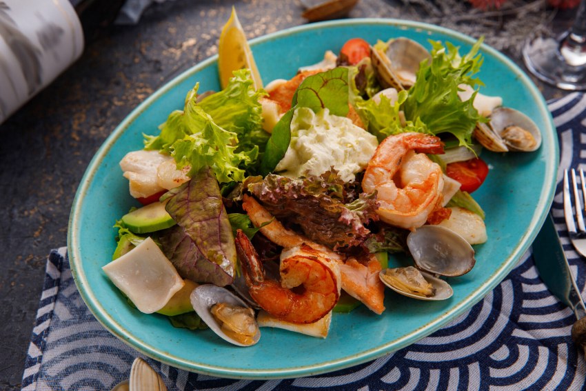 Овощной салат с морепродуктами